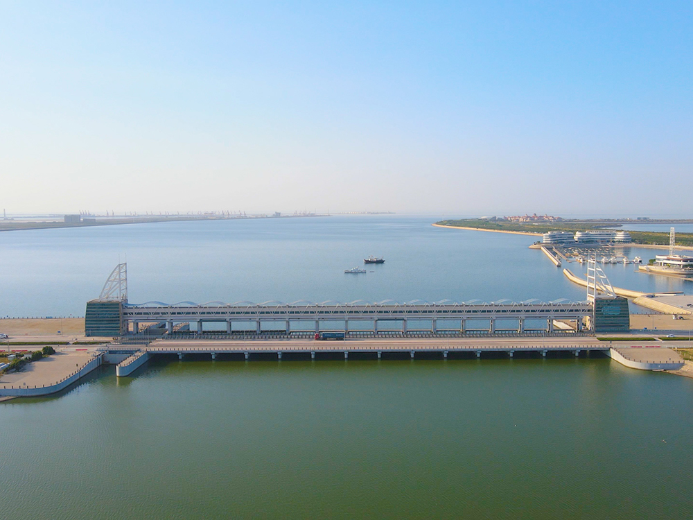 濰坊白浪河防潮閘：建于入?？诜凵迟|(zhì)海岸潮下帶，與船閘共用邊墩，